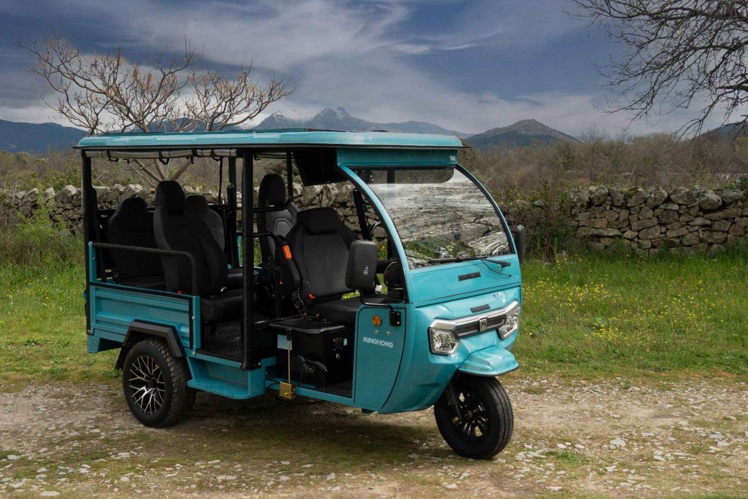 Málaga: Tour in einem bequemen, modernen, umweltfreundlichen und solidarischen Elektro-Tuk-Tuk.