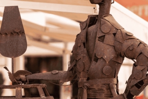 Malaga: Tuk tuk tour with gastronomic experience at El Pimpi