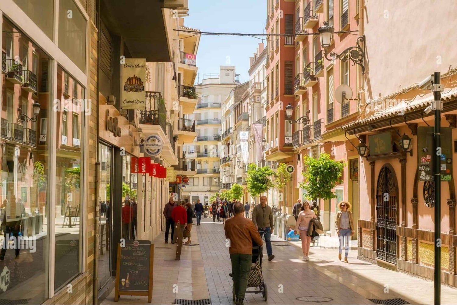 Malaga Walking Tour: Alcazaba, Roman Theatre& Homemade Tapas