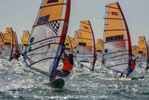 Malaga: Windsurfing lessons in Playa del Palo