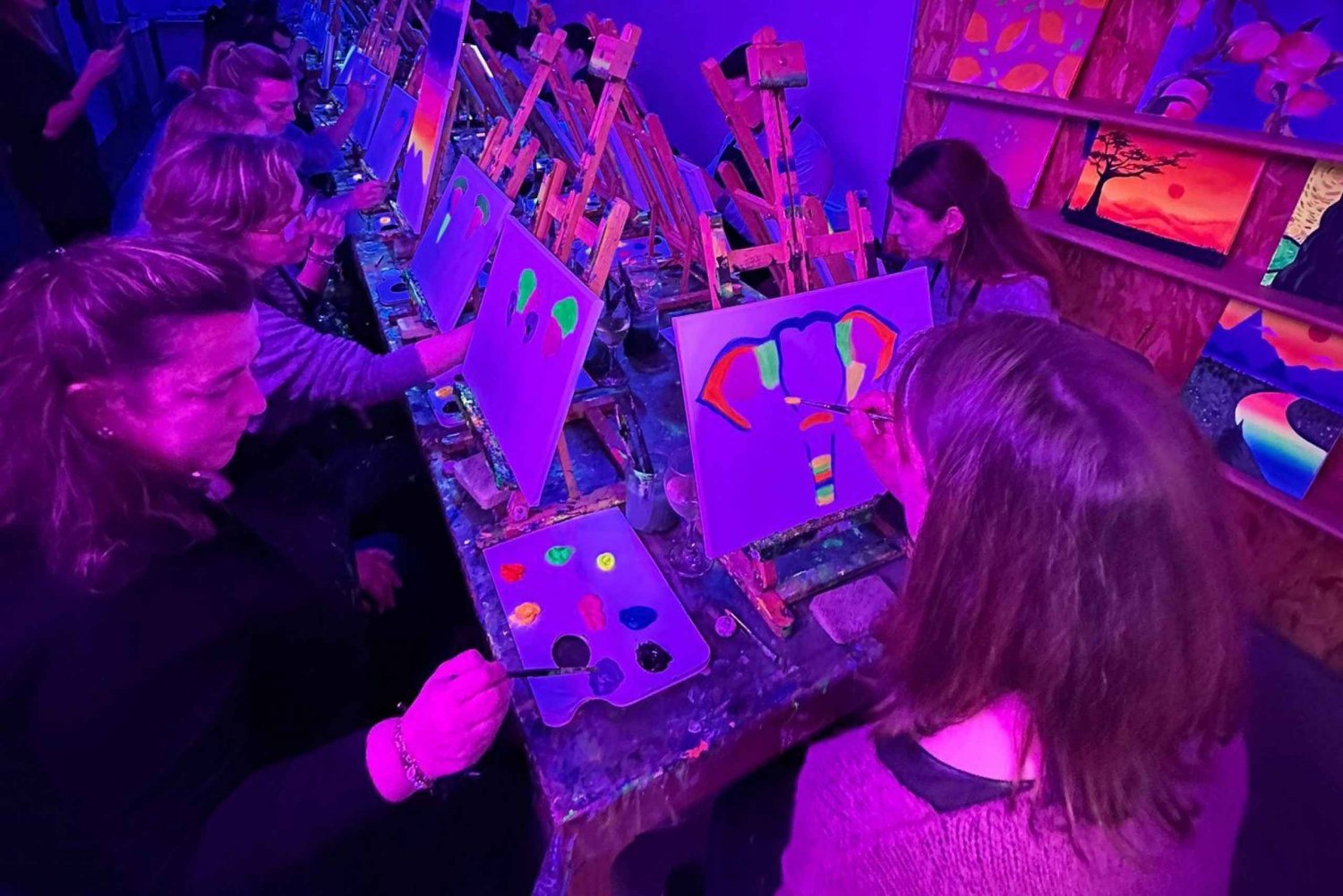 Málaga: Wine Gogh Glow Academy Paint and Sip Class