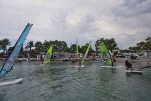 Zatoka Alacudia: 2-godzinny kurs windsurfingu
