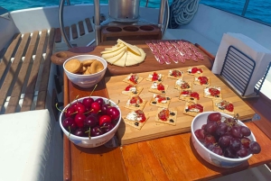 Alcúdia: Boat Trip on the Mallorcan Coast with Snack