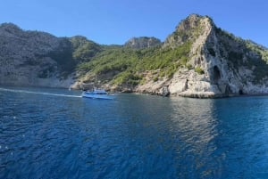Alcudia: Passeio de barco com comida, bebidas e mergulho com snorkel