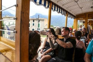Alcudia/Marratxi: Valldemossa & Soller Tour met Tram & Bus