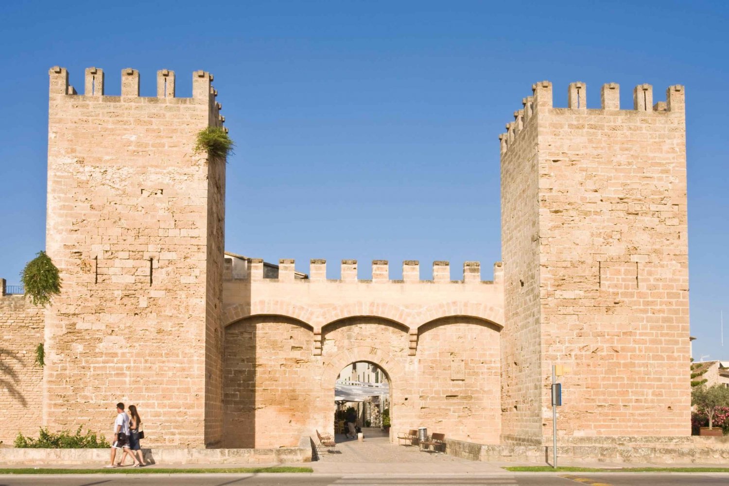 Explore-the-Charming-Old-Town-of-Alcudia