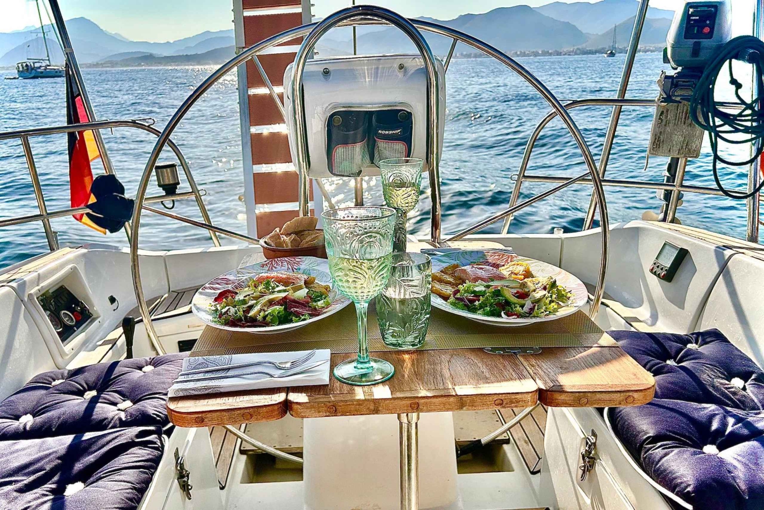 Alcudia: Romantyczny rejs pod żaglami z kolacją dla 2 osób