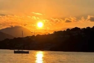Alcudia: Bootsfahrt bei Sonnenuntergang mit Getränken, SUP und Schnorcheln