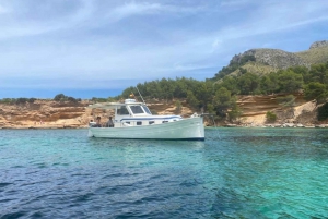 Alcudia: Privéboottocht bij zonsondergang met glas wijn en snack