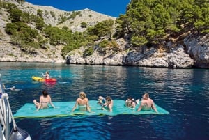 Alcudia: Passeio de catamarã ao pôr do sol com jantar e mergulho com snorkel