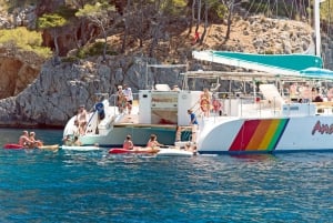 Alcudia: Passeio de catamarã ao pôr do sol com jantar e mergulho com snorkel