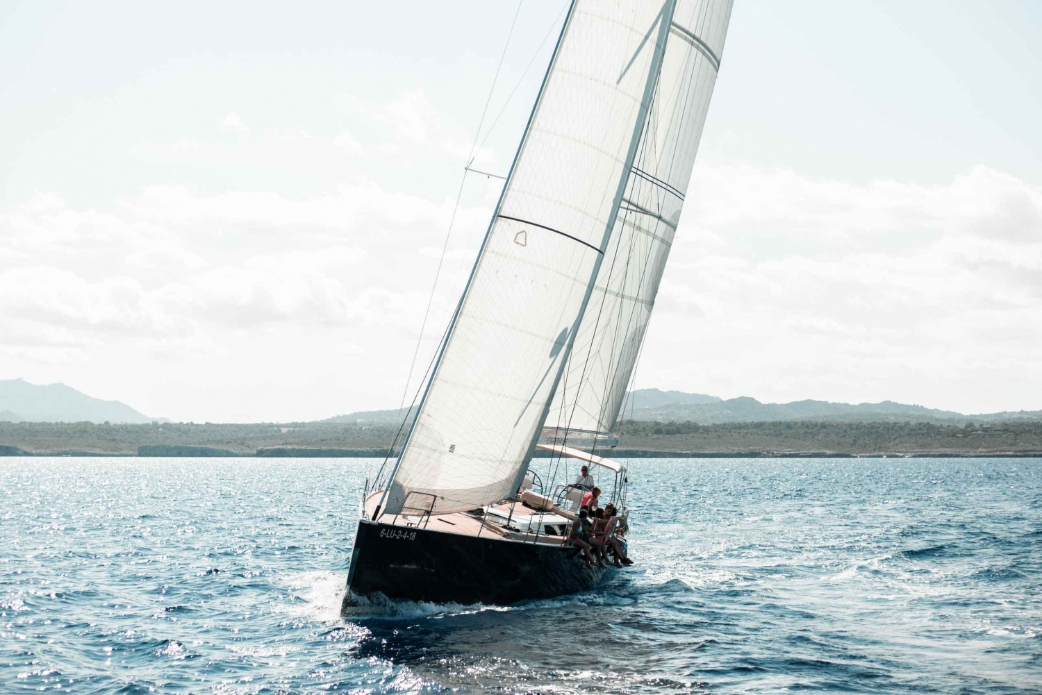 Alcudia: escursione privata unica di un'intera giornata in barca a vela