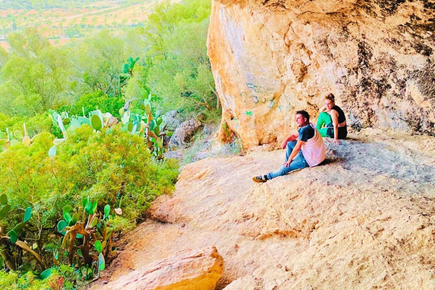 Cala Millor: 'Jaskiniowcy', jaskinia na górze, zabawa i piesza wycieczka