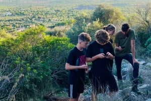Cala Millor: 'Cavemen', hule på et bjerg, sjov leg og vandretur