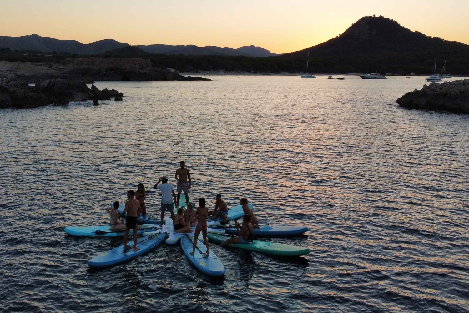 Cala Ratjada: Experiencia privada de SUP al atardecer con bebidas