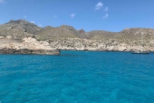 Cala San Vicente: Crucero por la Sierra Norte de Mallorca.