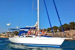 Can Pastilla: Sailboat Tour with Snorkeling, Tapas & Drinks