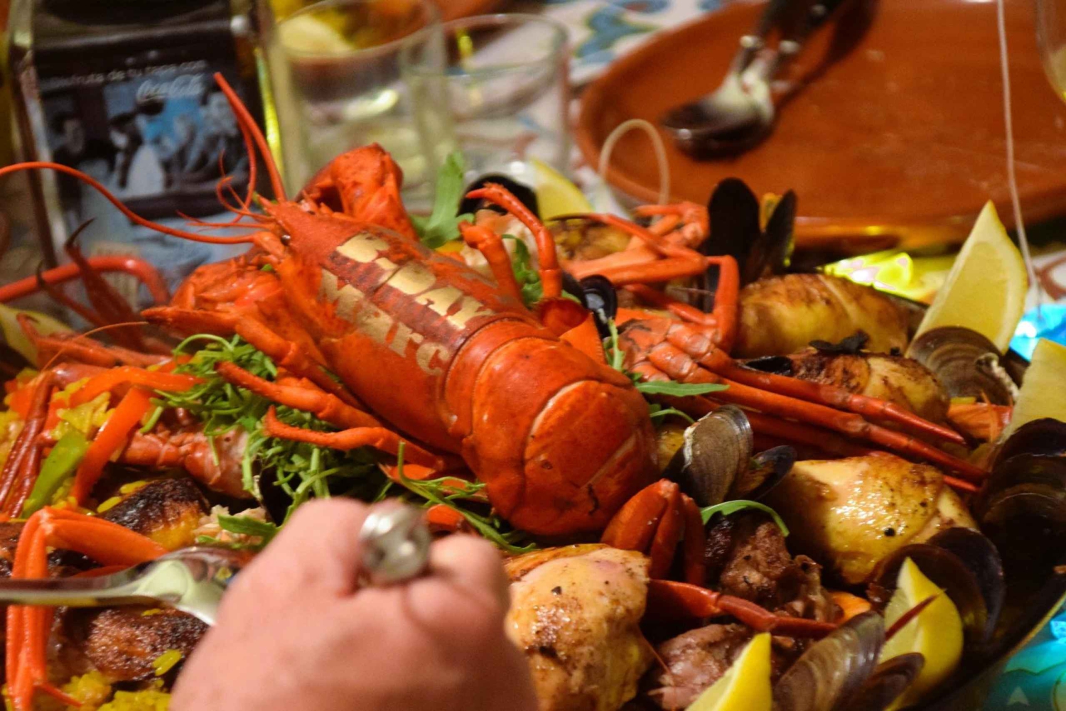 パルマの屋上で楽しむパエリアとワインの夕食会
