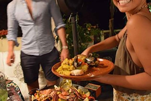 パルマの屋上で楽しむパエリアとワインの夕食会