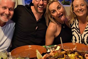 パルマの屋上で楽しむパエリアとワインの夕食会