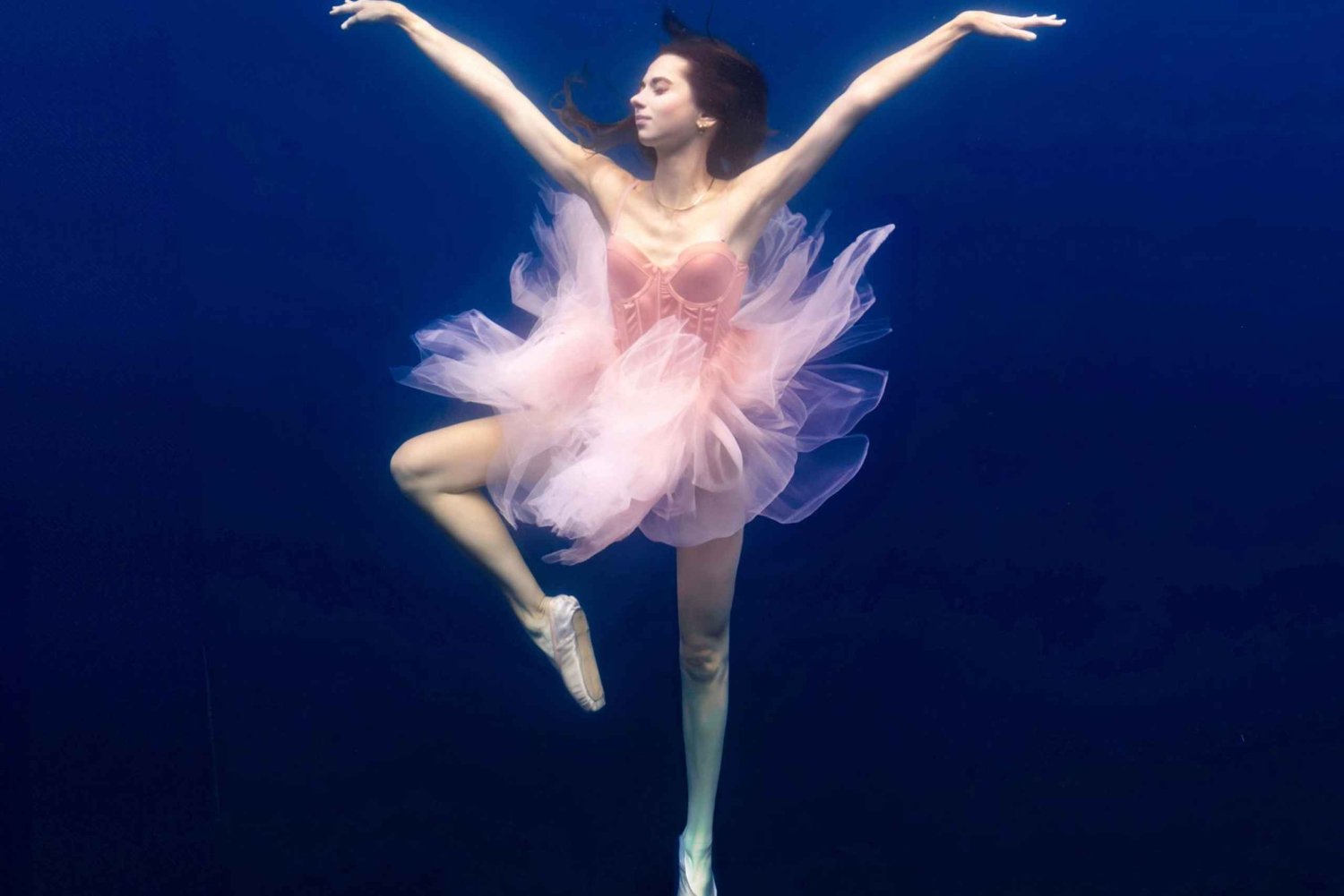Servizio fotografico subacqueo esclusivo nel mare vicino a Palma, in una baia turchese
