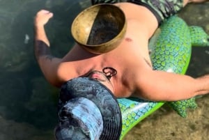 Flytende lydbad og snacks i finca med naturlig basseng