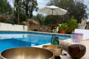 Flytende lydbad og snacks i finca med naturlig basseng