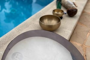 Flytende lydbad og snacks i finca med naturlig basseng