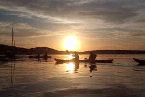 Fornells-bugten: Kajaktur i solnedgang fra Ses Salines, Menorca.