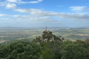 Hiking tour with a dream view of the former monastery of Sant Salvador, 3-4 hours.