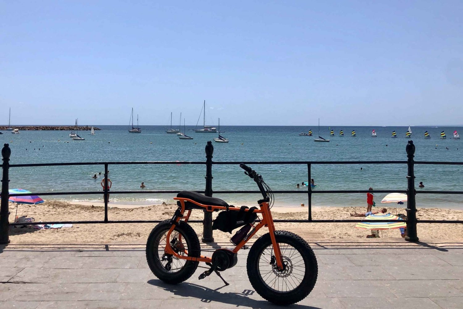 Ibiza: Uthyrning av elcykel med hjälm