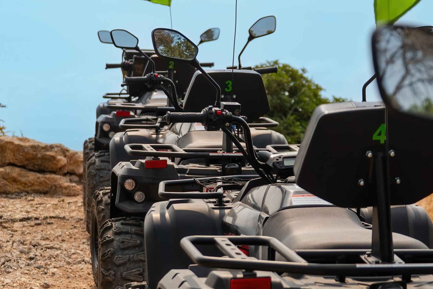 Magaluf: Tour en quad por la montaña, visitando cuevas, calas y acantilados