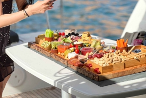 Majorque : dîner à bord d'un catamaran privé avec plongée en apnée et paddle surfing