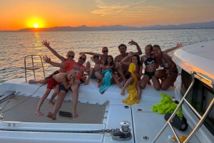 Majorque : dîner à bord d'un catamaran privé avec plongée en apnée et paddle surfing