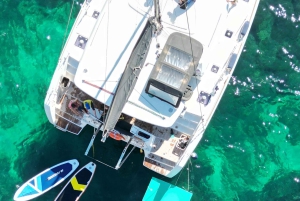 Majorque : dîner à bord d'un catamaran privé avec plongée en apnée et paddle surfing