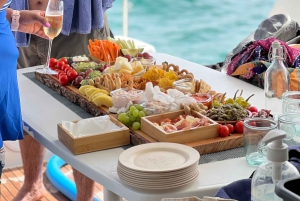 Majorque : dîner à bord d'un catamaran privé avec plongée en apnée et paddle surfing