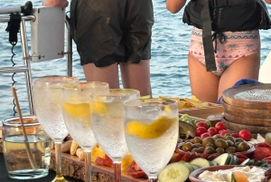 Majorque : dîner à bord d'un catamaran privé avec plongée en apnée et paddle surfing