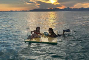 Majorque : dîner à bord d'un catamaran privé avec plongée en apnée et paddle surfing