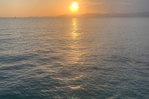 Majorque : dîner à bord d'un catamaran privé avec plongée en apnée et paddle surfing