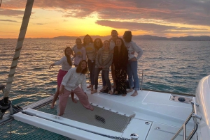 Majorque : dîner à bord d'un catamaran privé avec plongée en apnée et paddle surfing