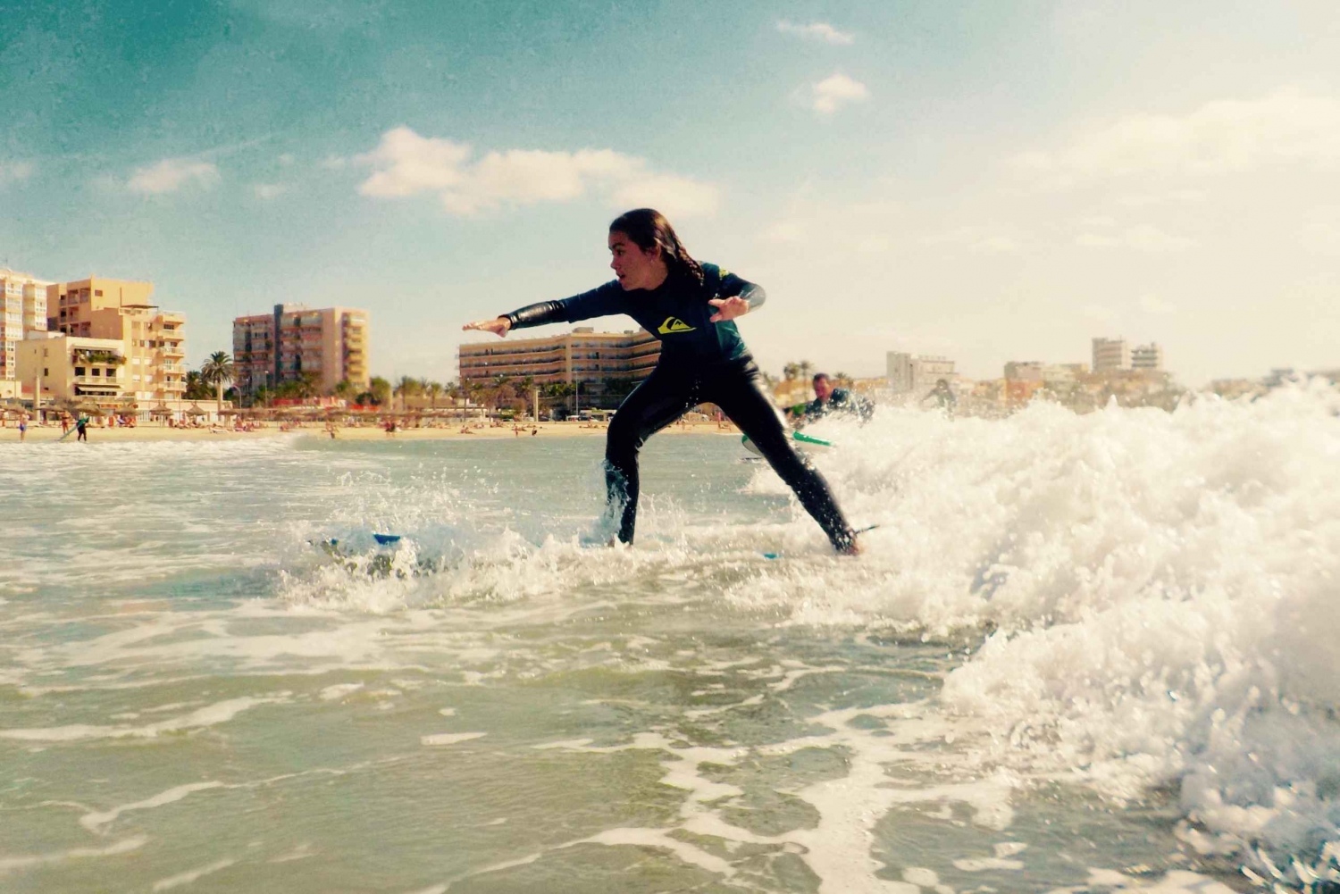 Mallorca: Lezione di gruppo di surf per principianti di 2 ore