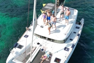 Mallorca: Discover paradisiacal coves on board of an exclusive catamaran