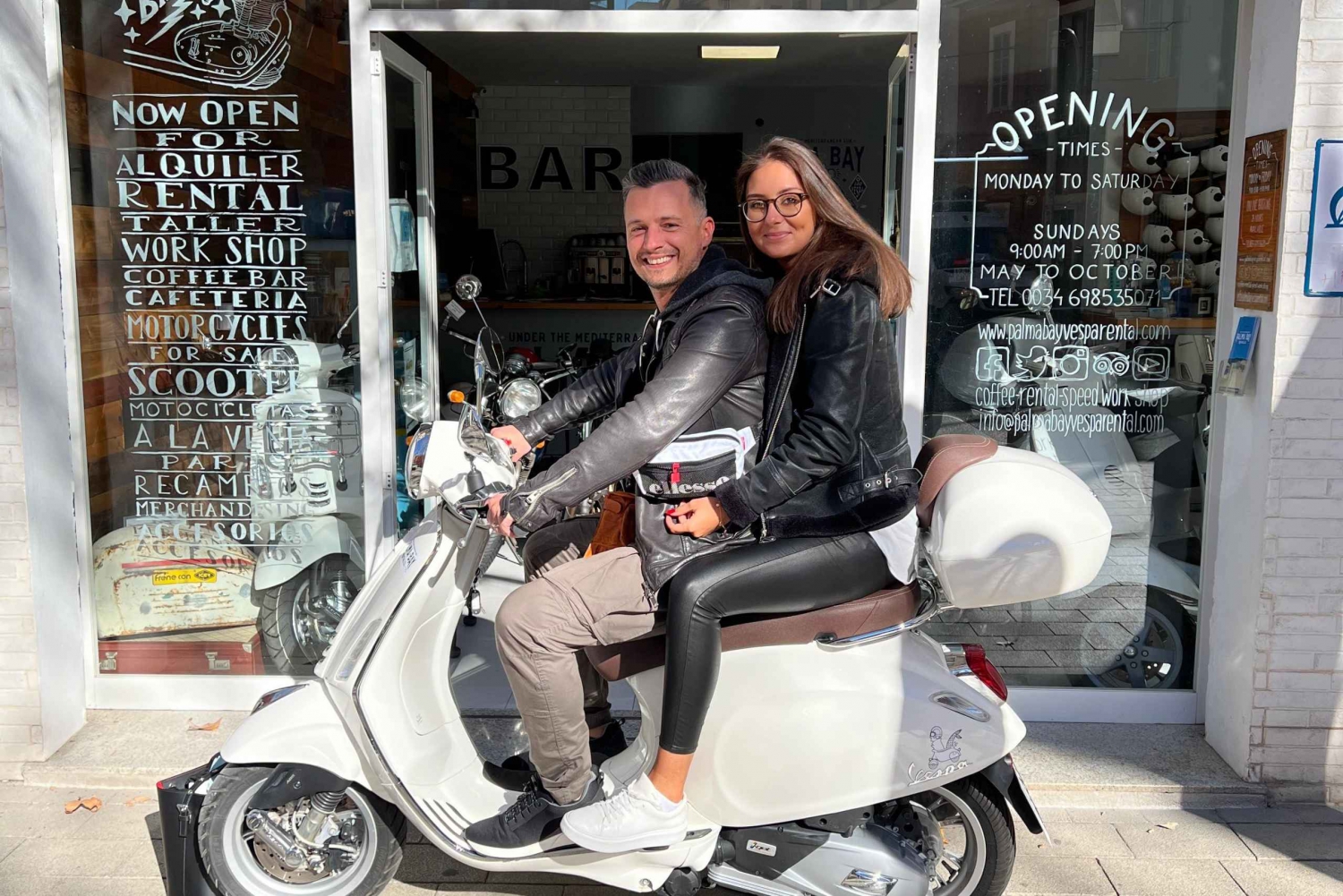 Majorque : Explorez l'île de Majorque avec l'emblématique scooter Vespa