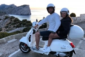 Maiorca: Esplora l'isola di Maiorca con l'iconico scooter Vespa