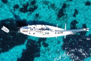 Mallorca: Palma Bay Cruise on a Magnificent 72-feet Sailboat