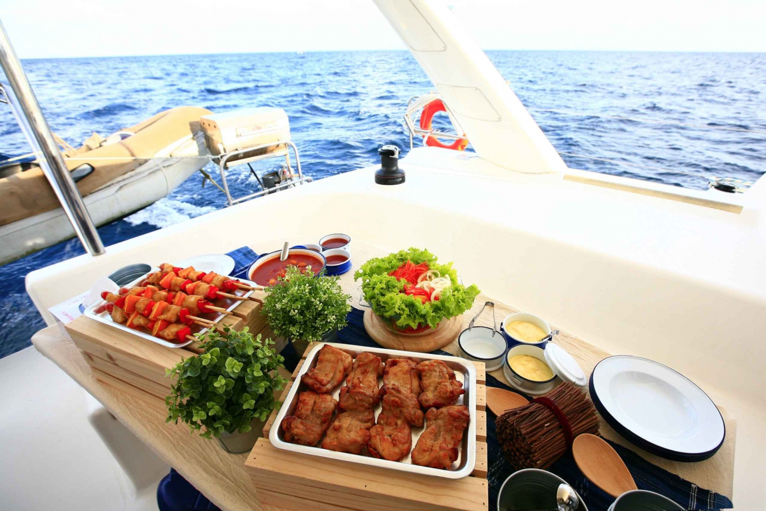 Mallorca: Private Motorboat Tour with Food and Drinks