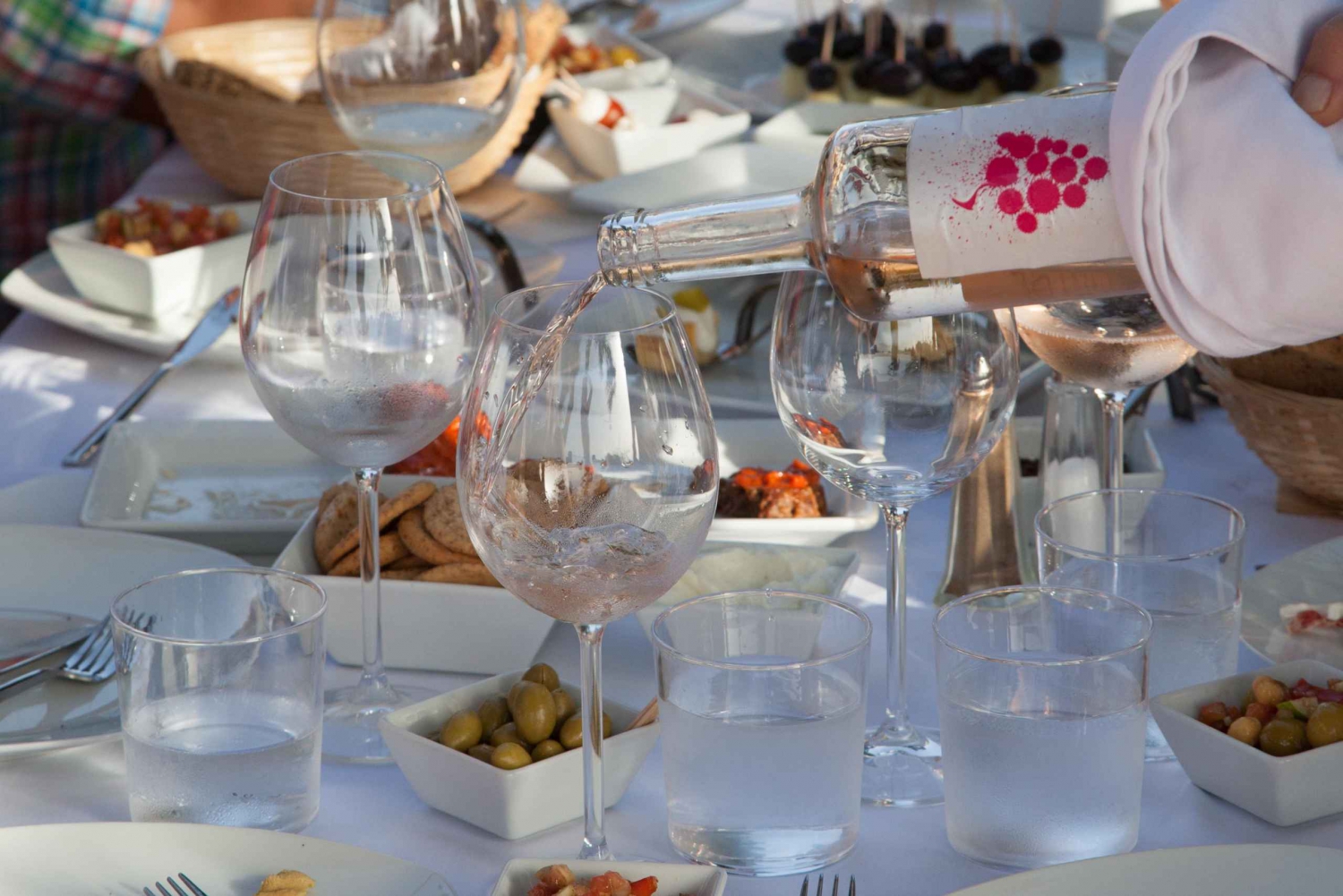 Mallorca: Private Wine Tour with Tasting and Picnic