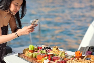 Mallorca: Diner aan boord van een privécatamaran met snorkelen en peddelsurfen