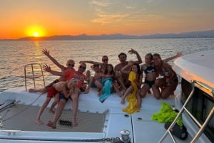 Mallorca: Diner aan boord van een privécatamaran met snorkelen en peddelsurfen