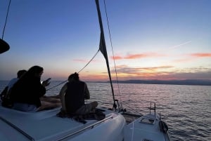 Mallorca: Diner aan boord van een privécatamaran met snorkelen en peddelsurfen